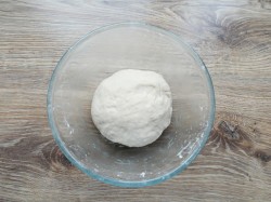 Пицца с колбасой грибами и сыром