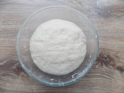 Пицца с колбасой грибами и сыром