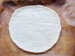 Пицца с колбасой грибами и сыром