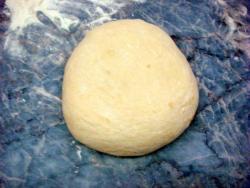 название картинки Пицца с солеными огурцами и колбасой