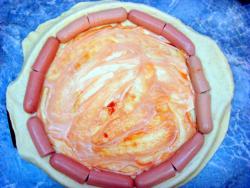 название картинки Пицца с солеными огурцами и колбасой