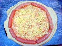 название картинки Пицца с солеными огурцами и колбасой