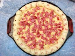 название картинки Пицца с солеными огурцами и колбасой