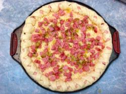 название картинки Пицца с солеными огурцами и колбасой