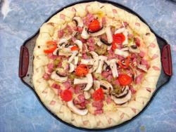 название картинки Пицца с солеными огурцами и колбасой