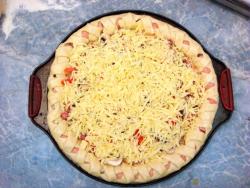 название картинки Пицца с солеными огурцами и колбасой