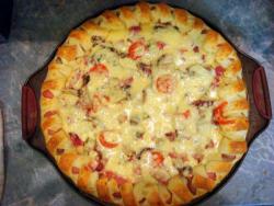 название картинки Пицца с солеными огурцами и колбасой