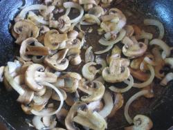 Домашняя толстая пицца с грибами