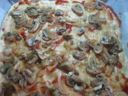 Домашняя толстая пицца с грибами