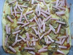 Домашняя толстая пицца с грибами