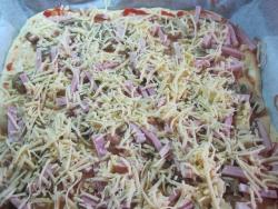 Домашняя толстая пицца с грибами