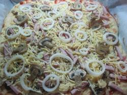 Домашняя толстая пицца с грибами