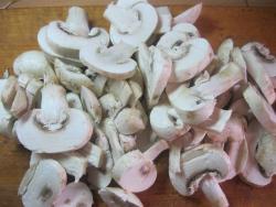 Домашняя толстая пицца с грибами