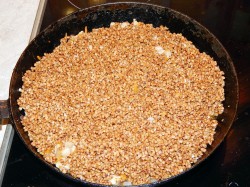 Плов из гречки с курицей - шаг 7 Плов из гречки с курицей - шаг 7