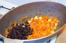 Плов с курагой и изюмом