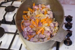 Плов со свининой в казане на плите