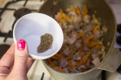 Плов со свининой в казане на плите