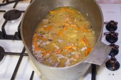 Плов со свининой в казане на плите