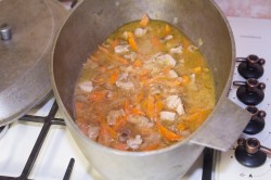 Плов со свининой в казане на плите