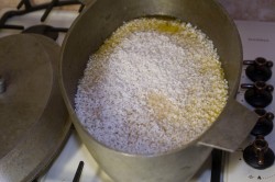 Плов со свининой в казане на плите