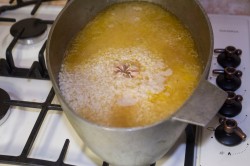 Плов со свининой в казане на плите