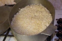 Плов со свининой в казане на плите