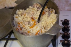 Плов со свининой в казане на плите