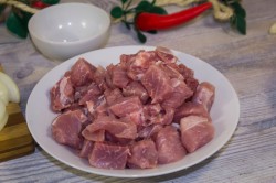 Плов со свининой в казане на плите