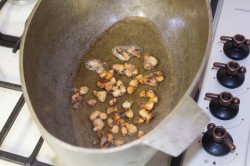 Плов со свининой в казане на плите