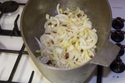 Плов со свининой в казане на плите