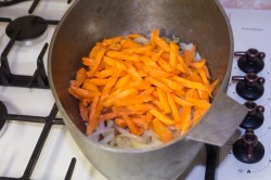 Плов со свининой в казане на плите