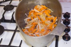 Плов со свининой в казане на плите