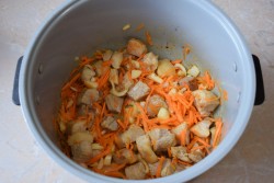 Плов со свининой в мультиварке - шаг 4