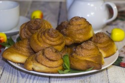 Плюшки с сахаром из дрожжевого теста