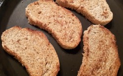 Поджаренные ломтики чиабатты с мягким сыром и томленой клюквой и 15 похожих рецептов: фото, калорийность, отзывы