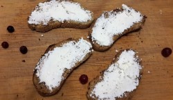 Поджаренные ломтики чиабатты с мягким сыром и томленой клюквой и 15 похожих рецептов: фото, калорийность, отзывы