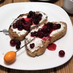 Поджаренные ломтики чиабатты с мягким сыром и томленой клюквой и 15 похожих рецептов: фото, калорийность, отзывы