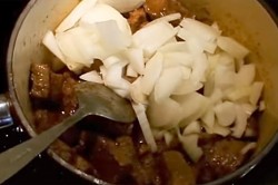 Поджарка из говядины с подливкой - шаг 6