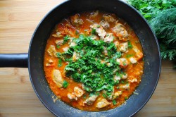 Подлива из свинины в помидорном соусе