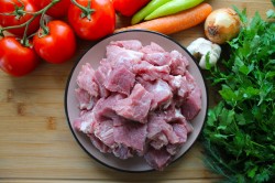 Подлива из свинины в помидорном соусе