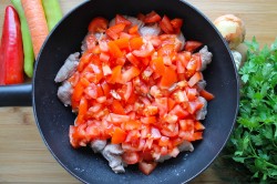 Подлива из свинины в помидорном соусе