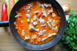 Подлива из свинины в помидорном соусе