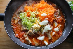 Подлива из свинины в помидорном соусе