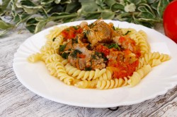 Подлива из свинины в помидорном соусе