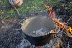 название картинки Полевая каша на костре в казане Кулеш по семейному рецепту