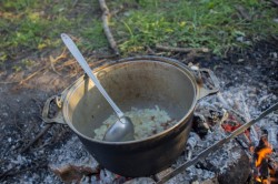 название картинки Полевая каша на костре в казане Кулеш по семейному рецепту