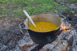 название картинки Полевая каша на костре в казане Кулеш по семейному рецепту