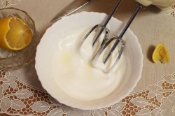 Помадка из сахарной пудры с лимонным соком для булочек - шаг 5