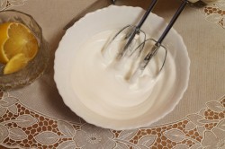 Помадка из сахарной пудры с лимонным соком для булочек - шаг 6