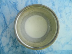 название картинки Помазка на куличи из белков